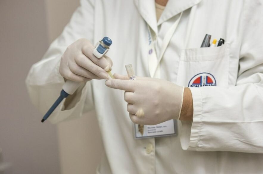 Doctor diagnoses human papillomavirus